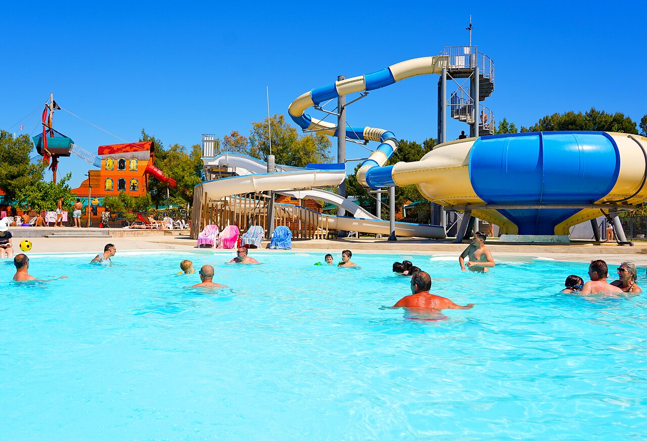 Water slides and large outdoor swimming pool at CAPFUN La Nina campsite in Agde (34).
