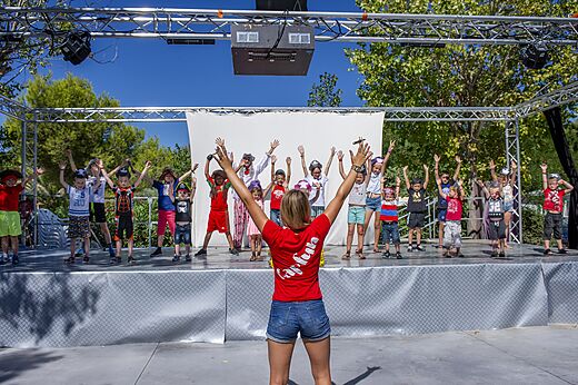 Children's animation on stage with animator at CAPFUN La Nina campsite in Agde (34).