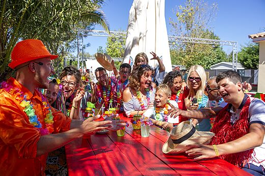 Festive animation with laughing families and children at CAPFUN La Nina campsite in Agde (34).