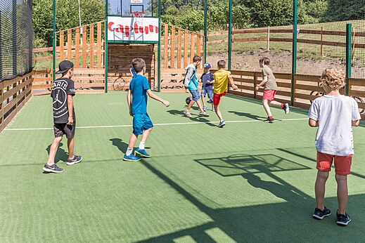 Outdoor multisport field for children at CAPFUN La Nina campsite in Agde (34).