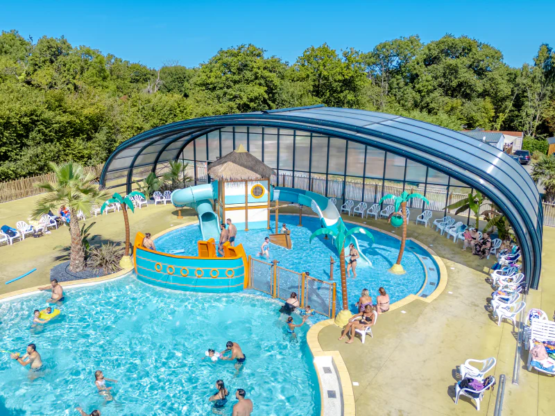 Pool, slides, water games and retractable roof at VAGUES OCEANES Odyss�e campsite.