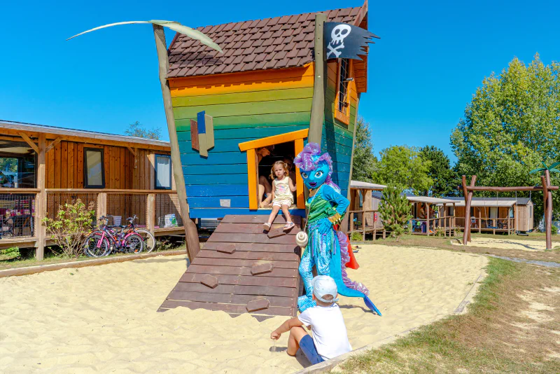 Pirate playground, child and mascot, Mobile-homes at VAGUES OCEANES Odyss�e campsite (14).