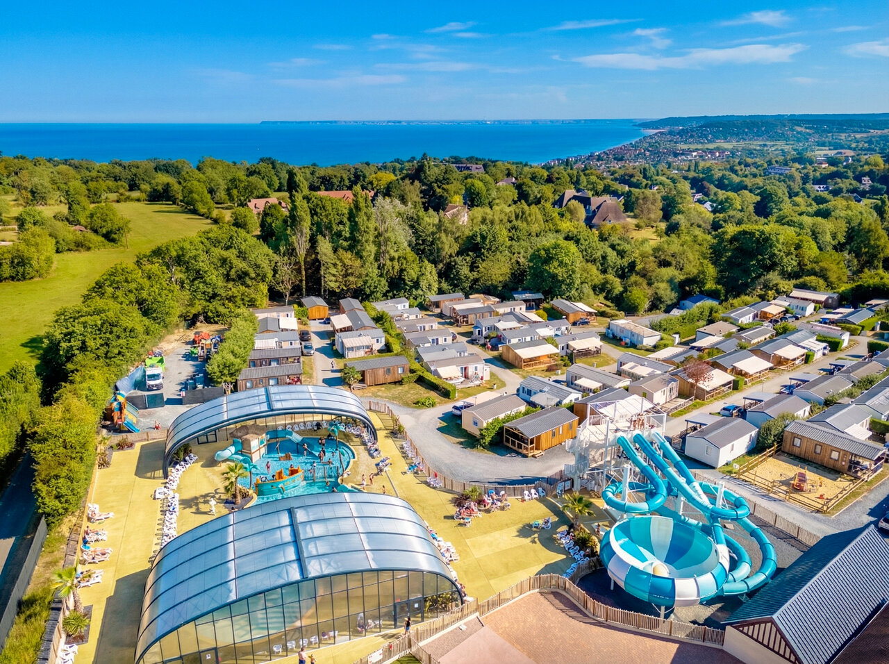 Water park, slides, Mobile homes at VAGUES OCEANES Odyss�e campsite in Villers sur mer (14).