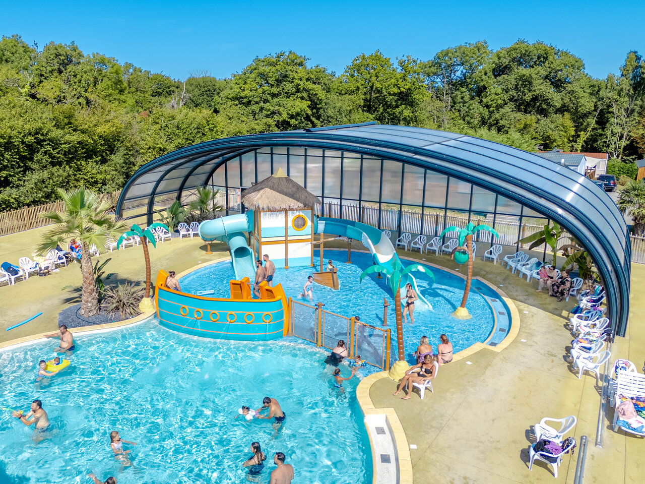 Pool, slides, water games and retractable roof at VAGUES OCEANES Odyss�e campsite.