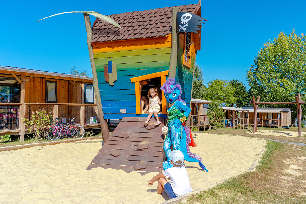Pirate playground, child and mascot, Mobile-homes at VAGUES OCEANES Odyss�e campsite (14).