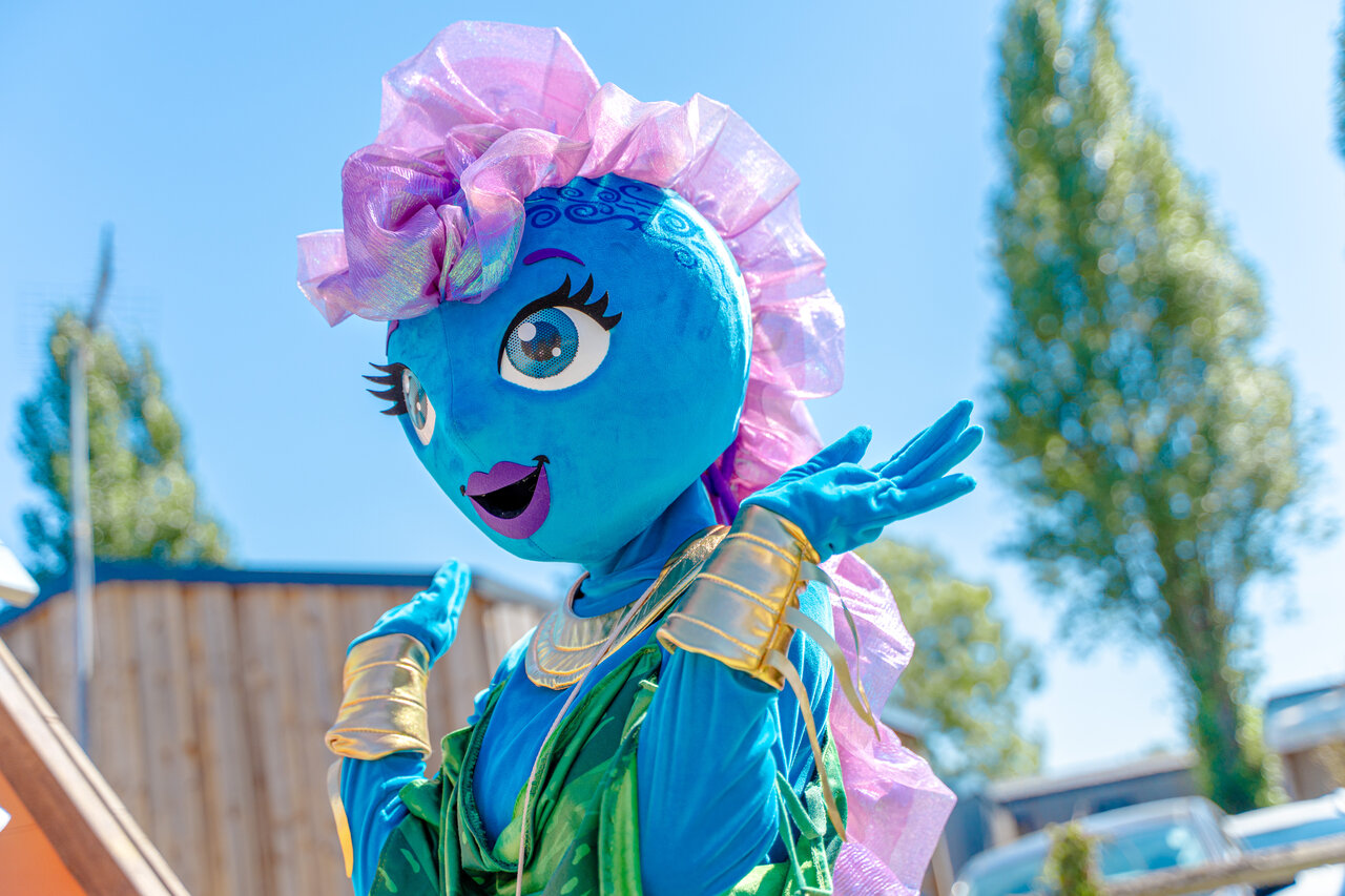 Smiling blue mascot, entertainment at VAGUES OCEANES Odyss�e campsite in Villers sur mer (14).