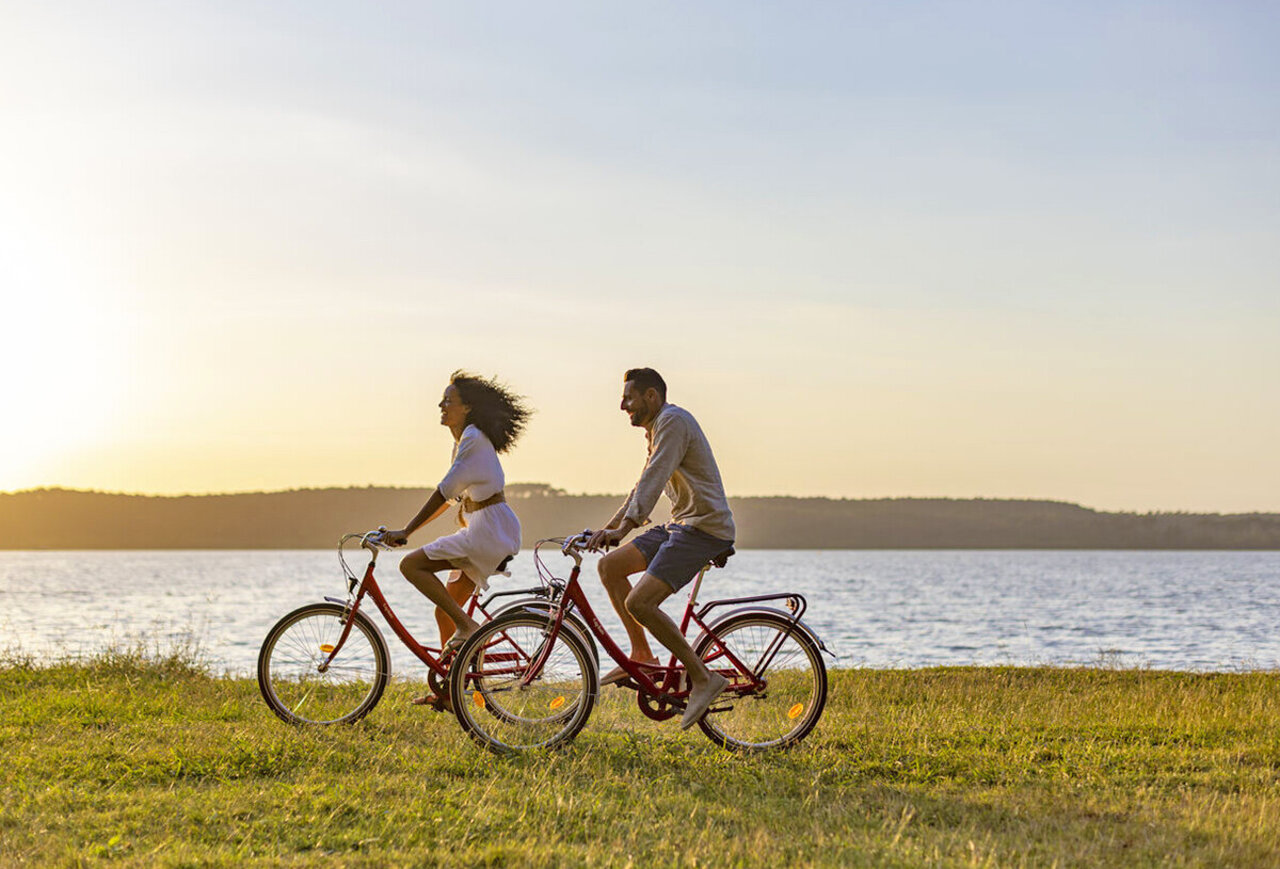 Cycling near the lake, camping VAGUES OCEANES Odyss�e in Villers sur mer (14).