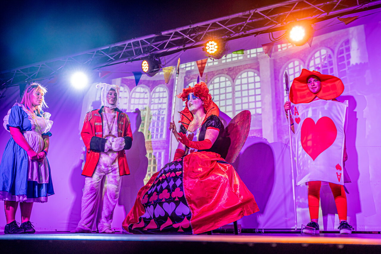 Animation show, costumed characters at VAGUES OCEANES Odyss�e campsite in Villers sur mer (14).