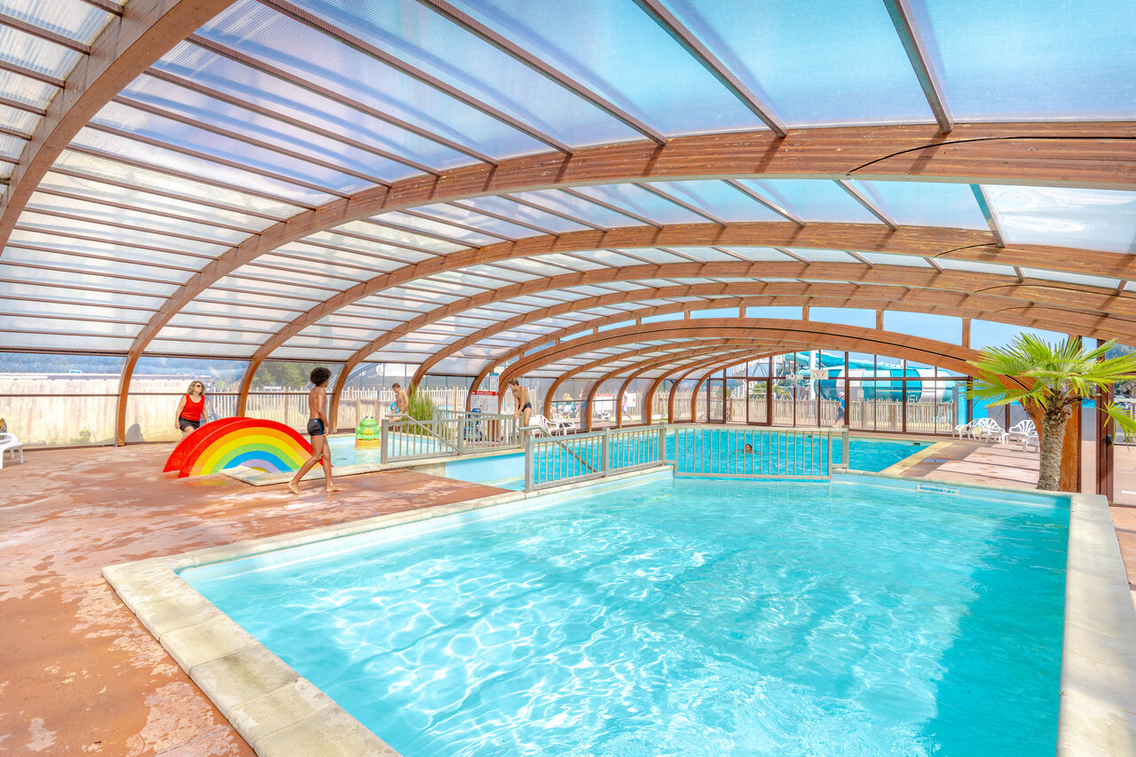 Heated indoor pool, water games, slide at VAGUES OCEANES Odyss�e campsite in Villers sur mer (14).