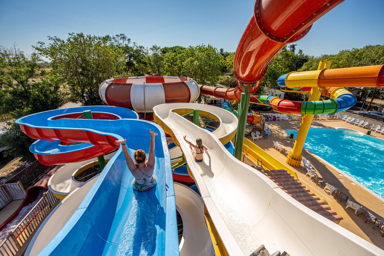 Giant water slides and outdoor swimming pool at CAPFUN Ondines campsite in Vias Plage (34).