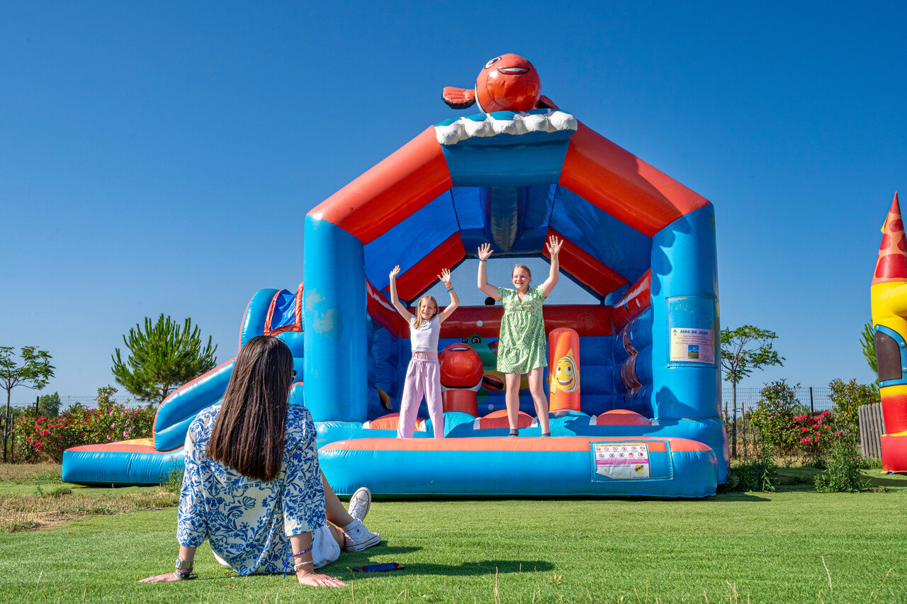 Children playing on the bouncy castle at CAPFUN Ondines campsite in Vias Plage (34).