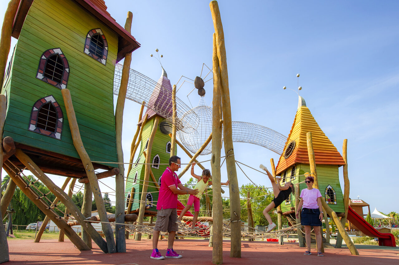Giant playground with towers, rope bridges and children at CAPFUN Ondines campsite in Vias Plage (34).