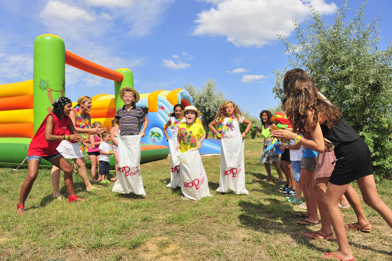 Kids sack race, inflatable games, entertainment camping CAPFUN Ondines Vias Plage (34).