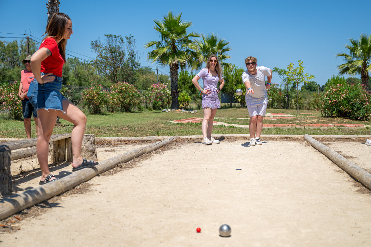 Lively game of p�tanque on the court at CAPFUN Ondines campsite in Vias Plage (34).