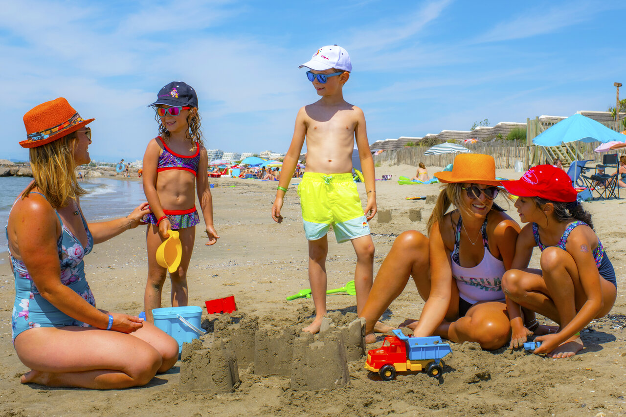Family on the beach, sand games, CAPFUN Or campsite, La Grande Motte (34).