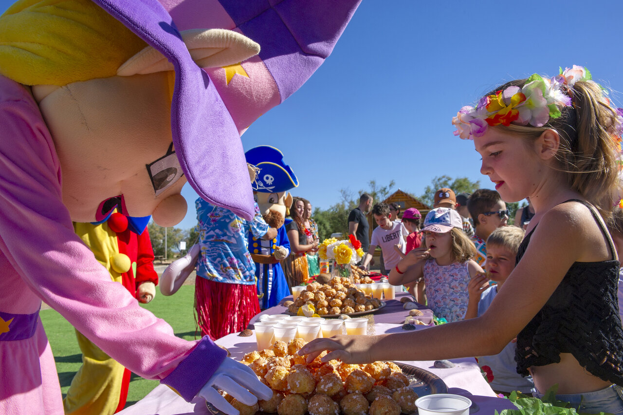 Mascots and children at an animation event at CAPFUN Or campsite in La Grande Motte (34).