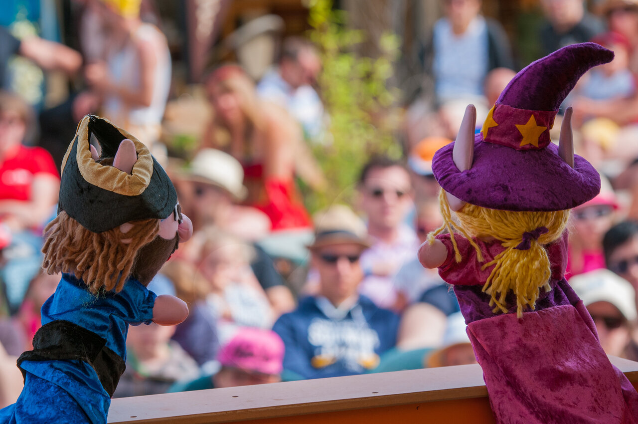 Puppet show for children with audience at CAPFUN Or campsite in La Grande Motte (34)