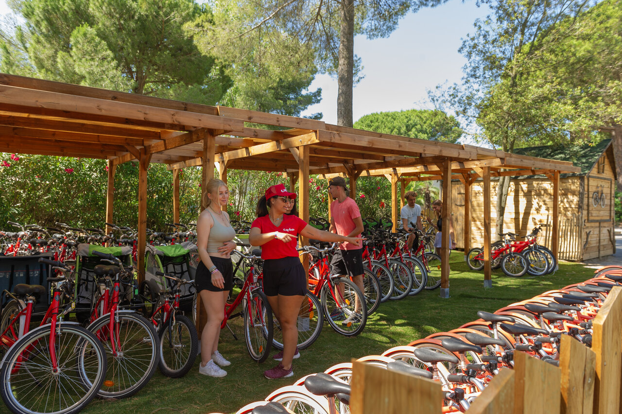 Red bicycles for rent at CAPFUN Or campsite in La Grande Motte (34)