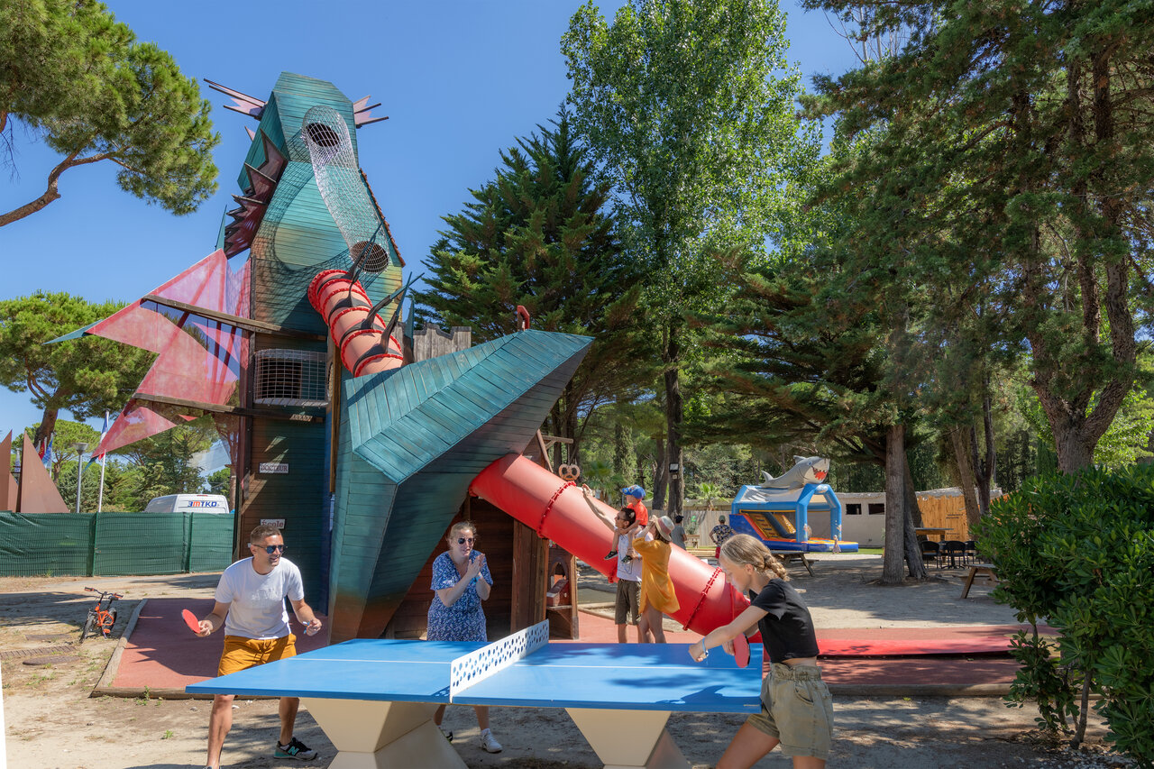 Giant slide and ping-pong table at CAPFUN Or campsite in La Grande Motte (34).