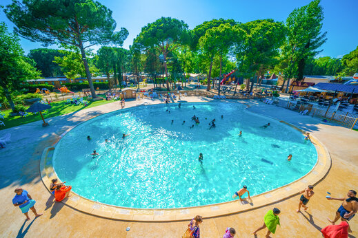 Large outdoor swimming pool with bathers at CAPFUN Or campsite in La Grande Motte (34).