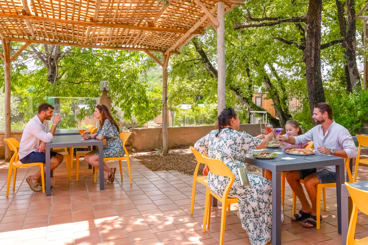 Shaded restaurant terrace for families at CLICOCHIC Or�e d'Azur, OPIO (06).