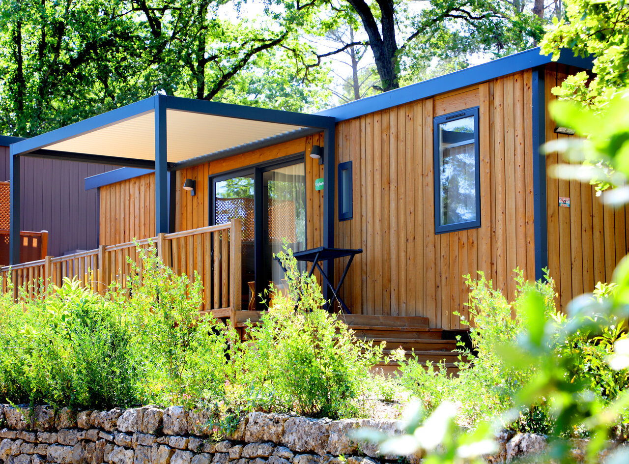 Modern wooden Mobil-home with covered terrace, CLICOCHIC Or�e d'Azur campsite OPIO (06).