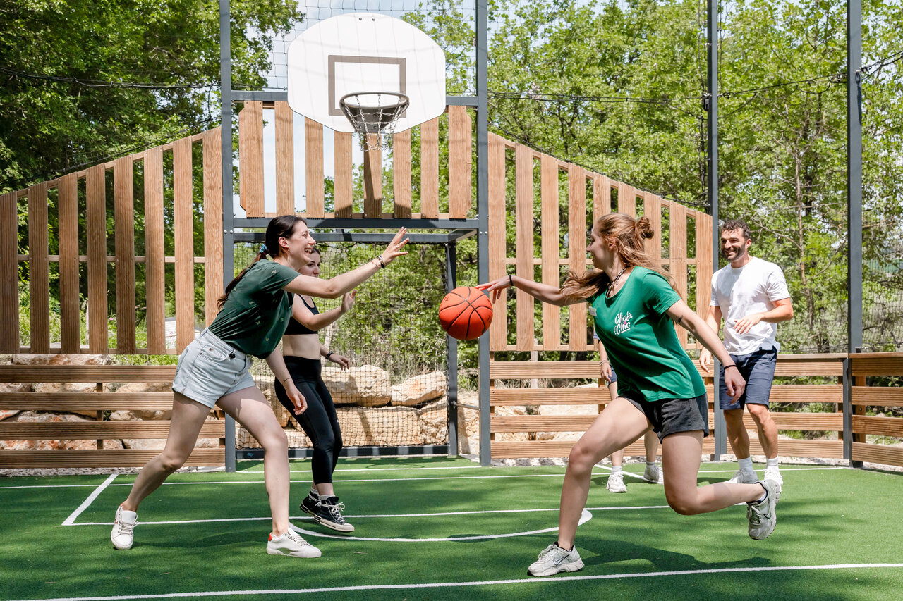 Multisport court: basketball game at CLICOCHIC Or�e d'Azur campsite in OPIO (06).
