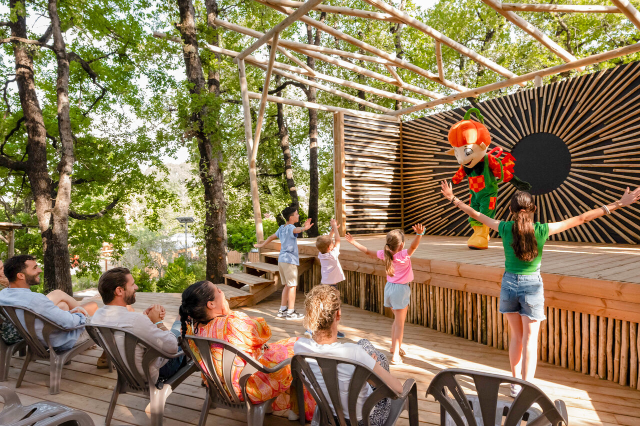 Mascot and children's show at camping CLICOCHIC Or�e d'Azur, OPIO (06).