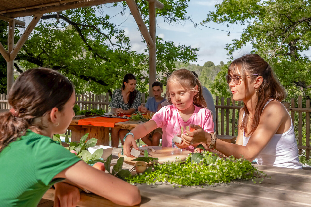 Creative animation children and adults at CLICOCHIC Or�e d'Azur campsite in OPIO (06).