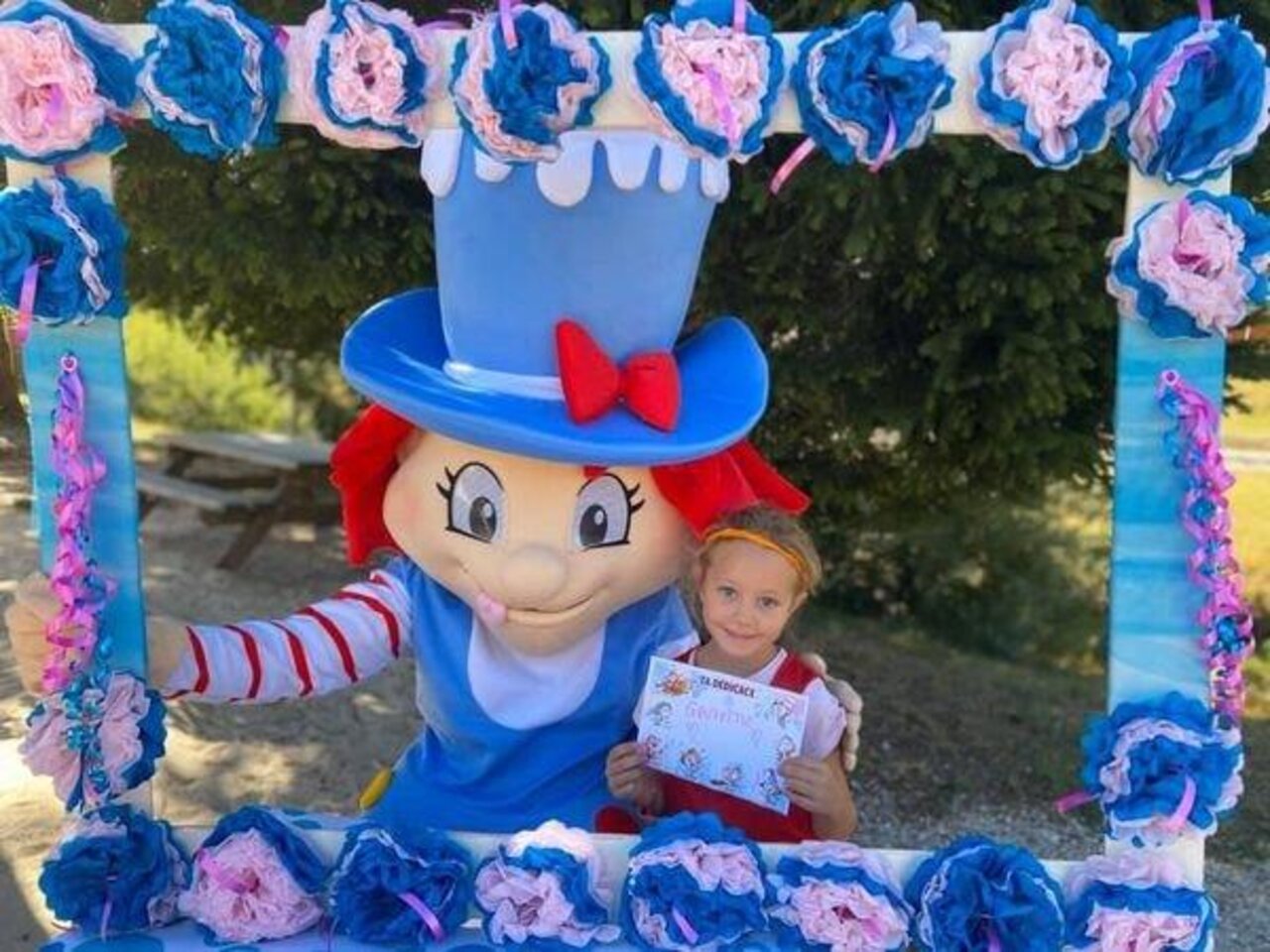 Child with mascot and festive frame, entertainment at CAPFUN Oursi�re campsite in Villard de Lans.