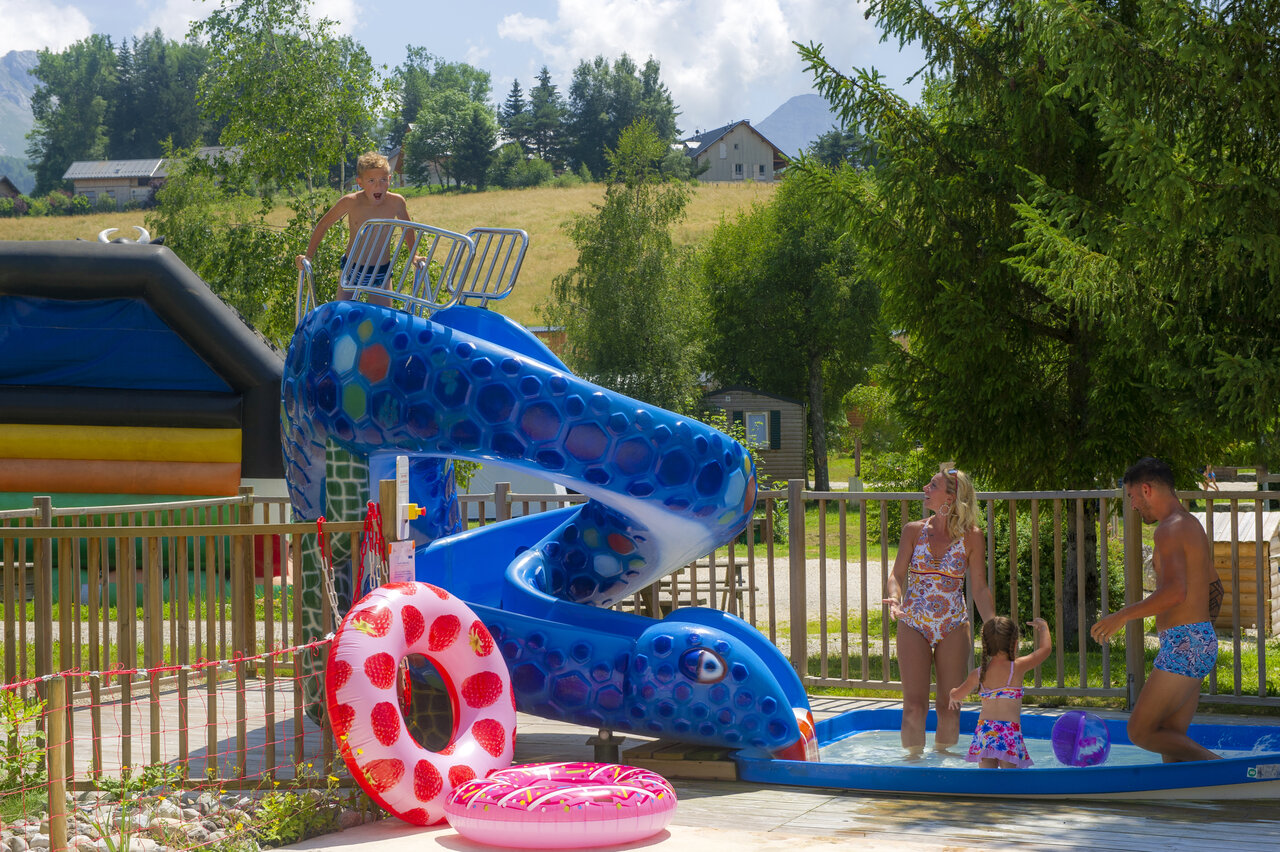 Water slide and splash pool with family at CAPFUN Oursi�re campsite in Villard de Lans (38).