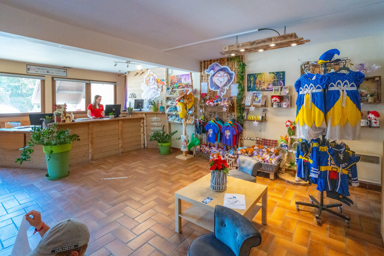 Welcoming reception desk with staff and souvenir shop at CAPFUN Oursi�re campsite in Villard de Lans (38).
