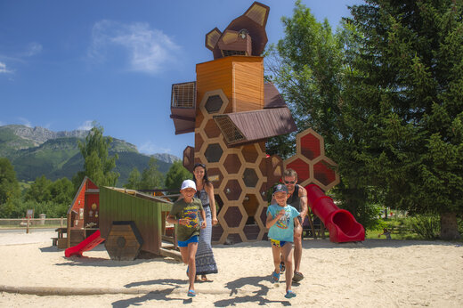 Large bear-shaped play structure and family at CAPFUN Oursi�re in Villard de Lans (38).