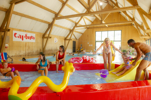 Heated indoor swimming pool with slide and water games at CAPFUN Oursi�re campsite in Villard de Lans (38)