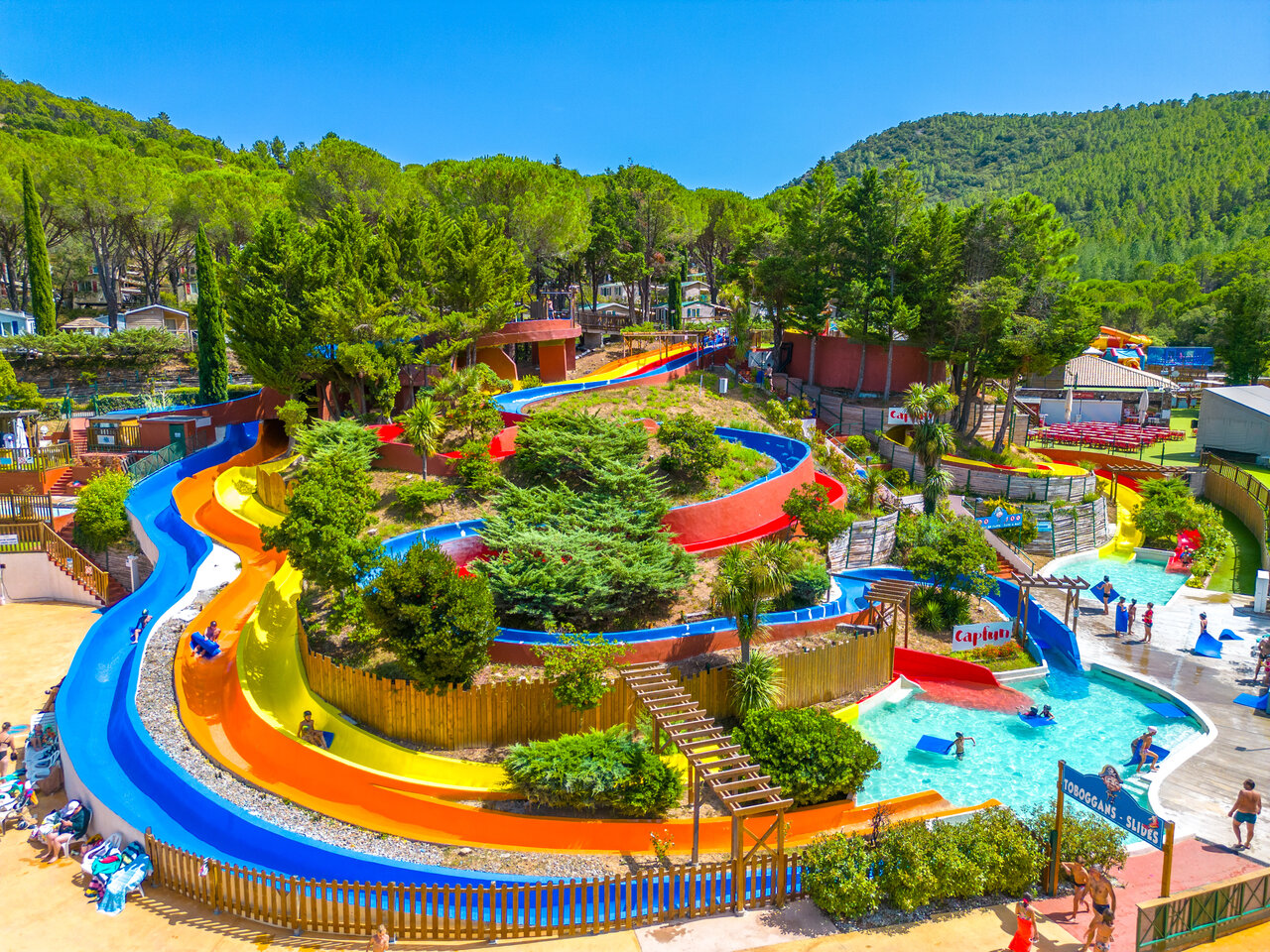 Colorful water slides and lively swimming pools at CAPFUN Pachacaid campsite in La Mole (83).