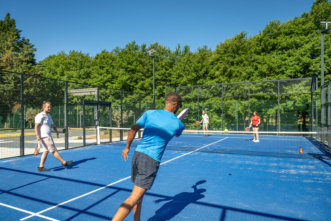 Blue padel court with four people playing at CAPFUN Pachacaid campsite in La Mole (83).