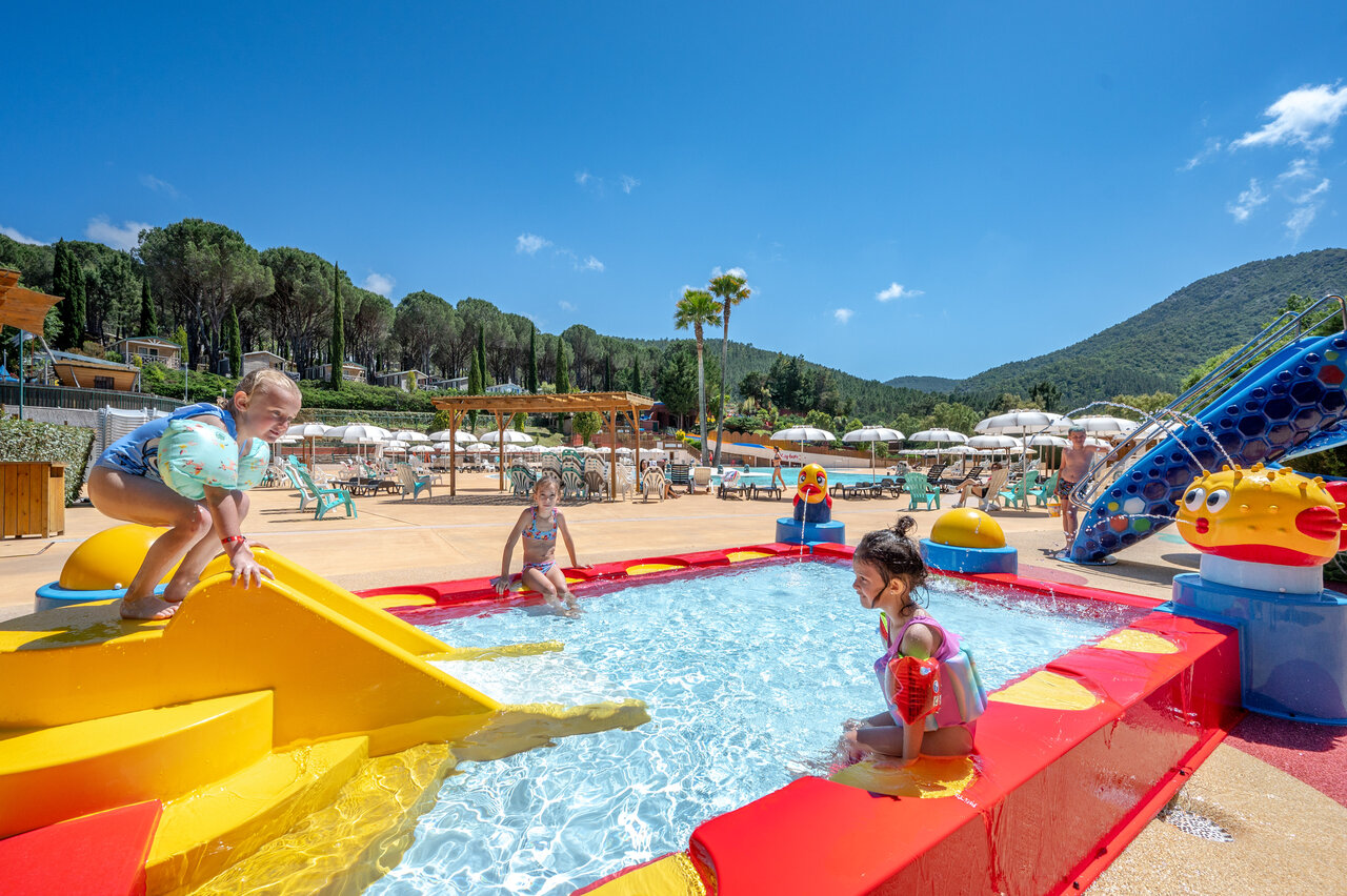 Fun swimming pool and water games for children at CAPFUN Pachacaid campsite in La Mole (83).