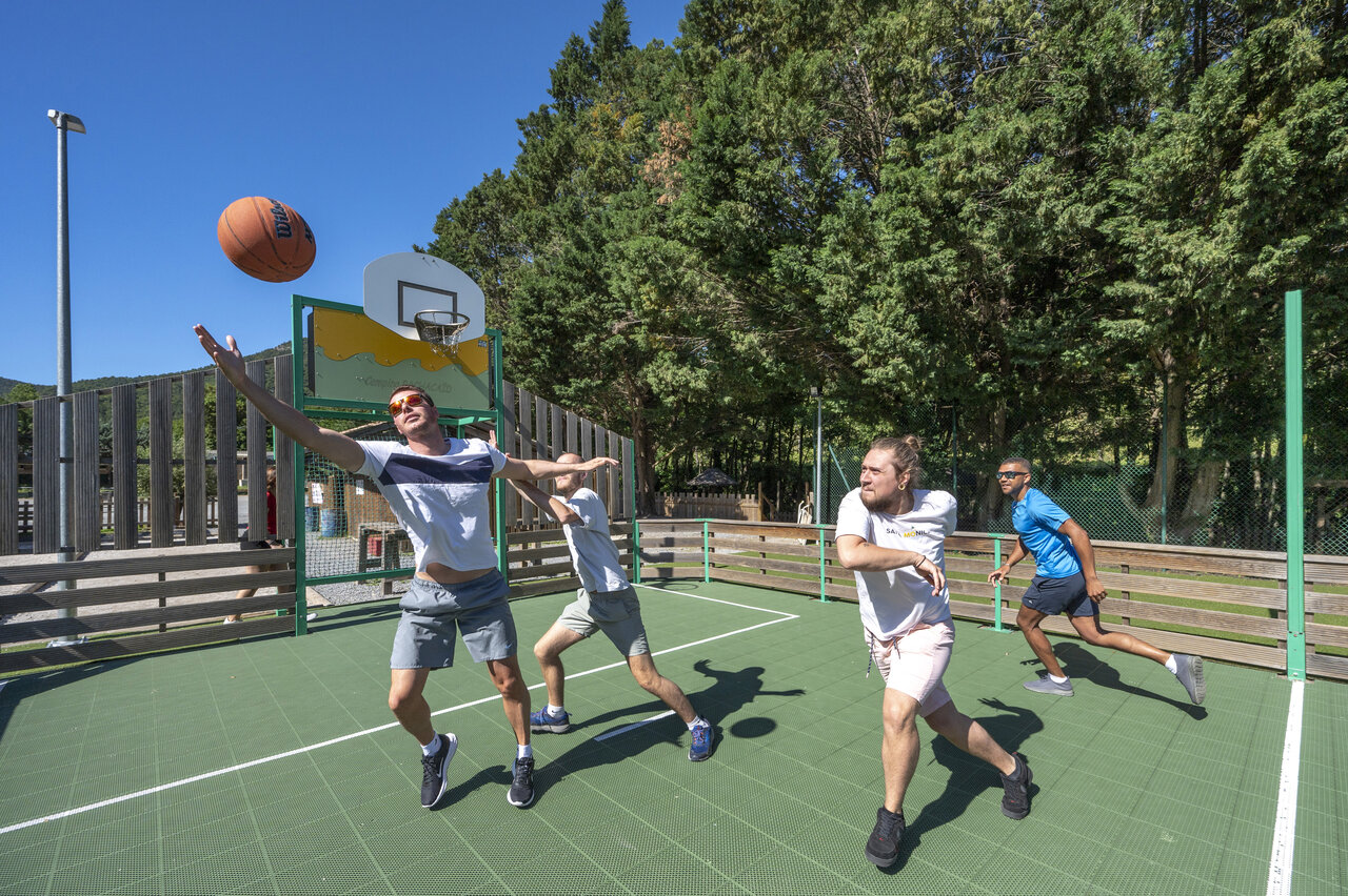 Basketball game on multisport court at CAPFUN Pachacaid campsite in La Mole (83).