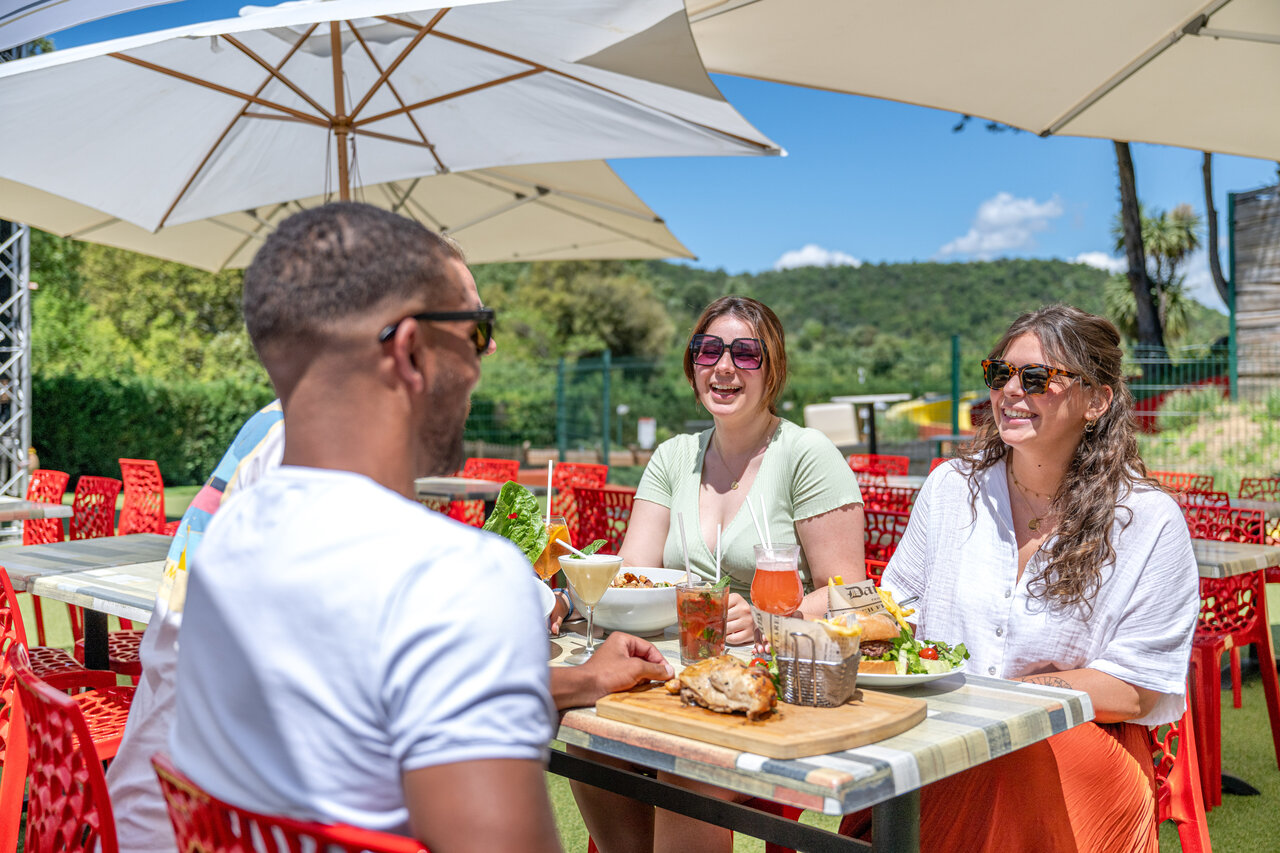 Outdoor restaurant terrace with guests at CAPFUN Pachacaid campsite in La Mole (83).