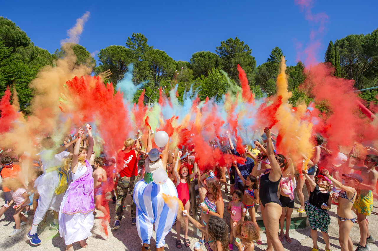 Color festival, children and adults at CAPFUN Pachacaid campsite in La Mole (83).