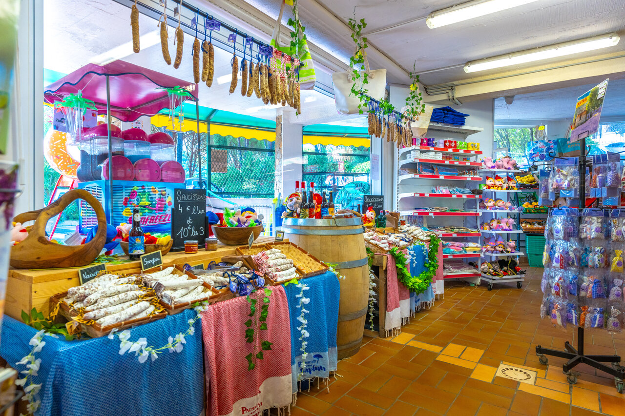 Camping grocery, charcuterie, sausages, drinks at CAPFUN Pachacaid, La Mole (83).