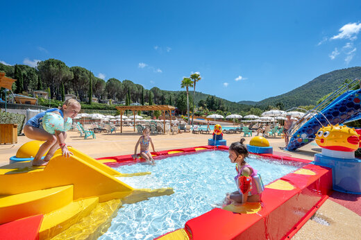 Kids' water park, slides and games at CAPFUN Pachacaid campsite in La Mole (83).