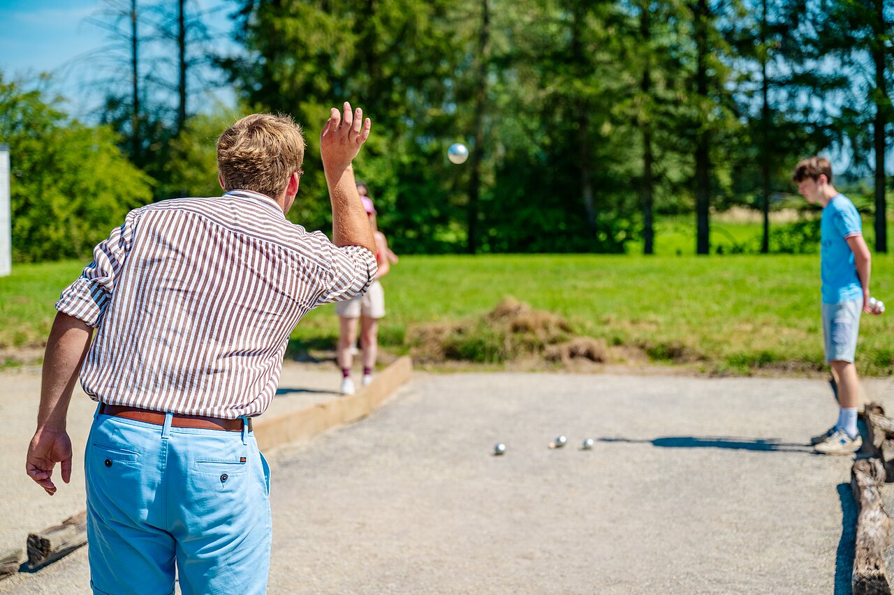Petanque players on the court at CAPFUN Pachy campsite in FOSSES LA VILLE.