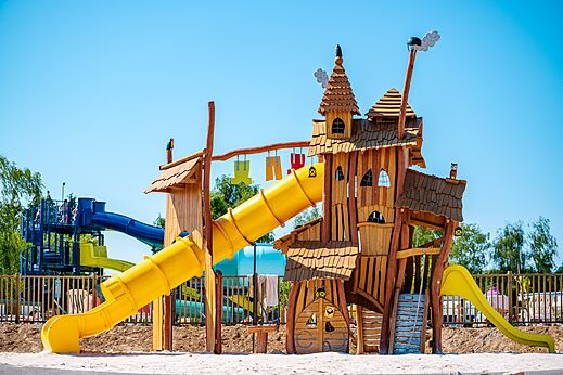 Large playground with yellow slides at CAPFUN Pachy campsite FOSSES LA VILLE.