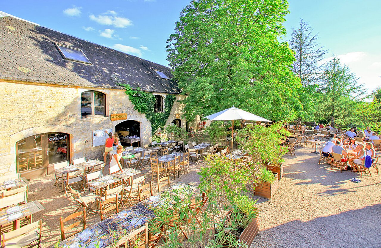 Lively outdoor restaurant terrace at VAGUES OCEANES Paille Basse campsite in Souillac (46).