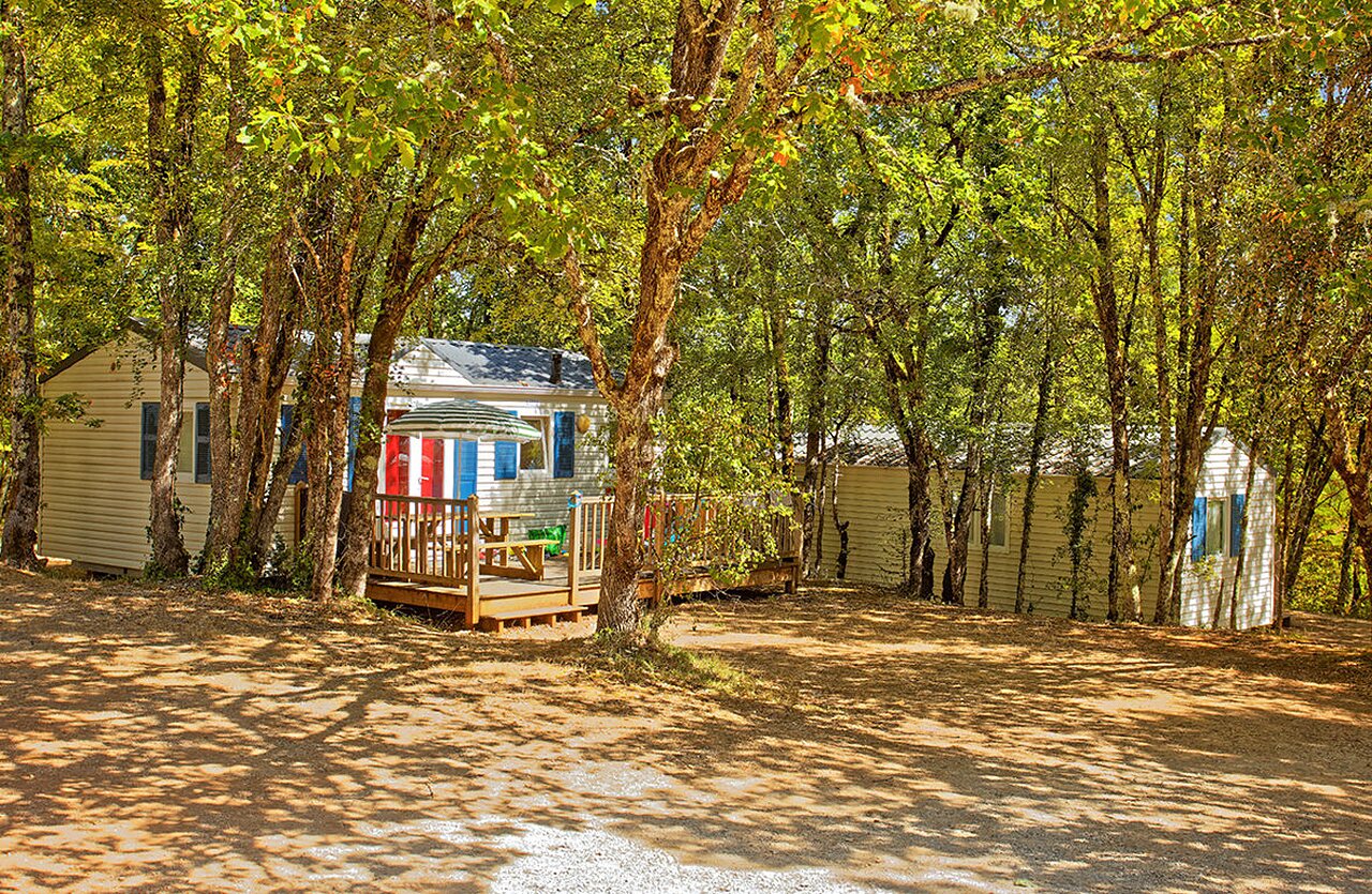 Mobile home with terrace at VAGUES OCEANES Paille Basse campsite in Souillac.