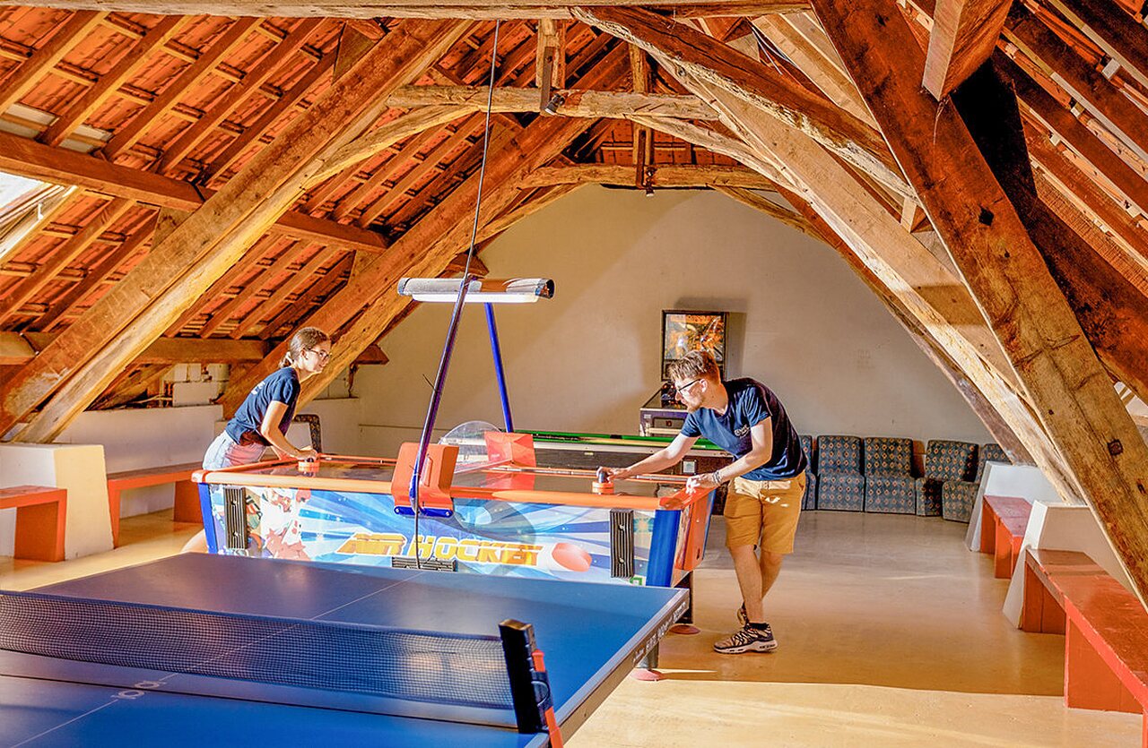 Air hockey and table tennis at VAGUES OCEANES, Souillac (46).