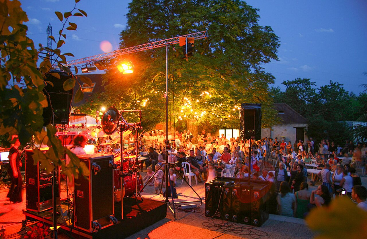 Outdoor musical entertainment at VAGUES OCEANES Paille Basse campsite, Souillac (46).