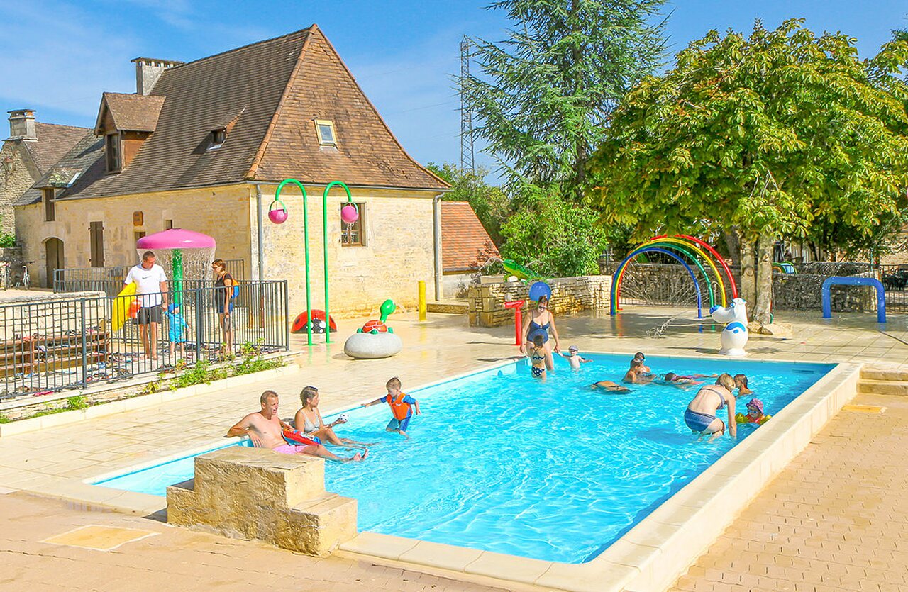 Outdoor pool, water games, VAGUES OCEANES Paille Basse campsite, Souillac (46).