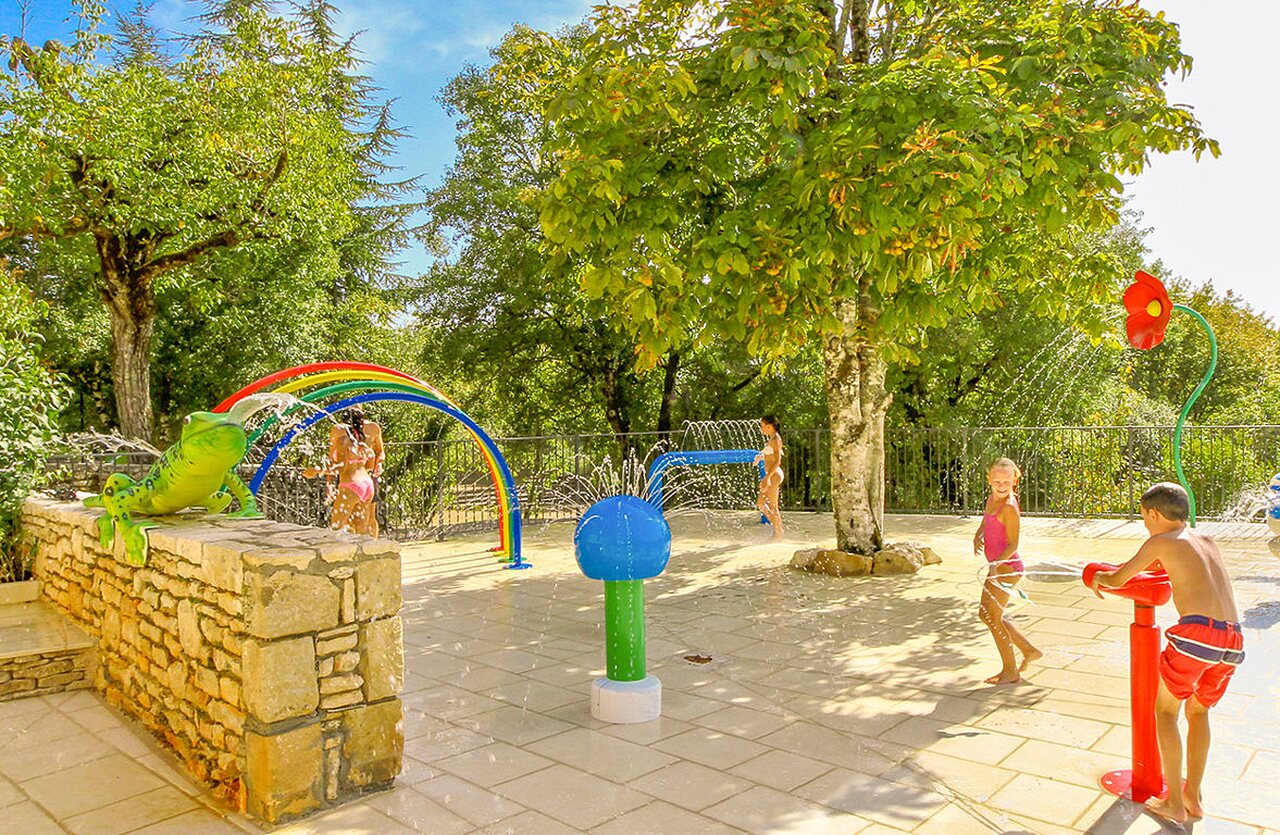 Kids' splash pad at VAGUES OCEANES Paille Basse campsite in Souillac (46).
